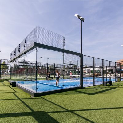 Panoramic Padel Court Sân vận động Padel kính 10 * 20m Màu trắng Đen tùy chỉnh với đèn LED / Cột thép / lưới thép